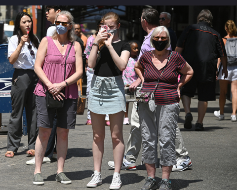 7月15日，美国纽约，民众戴着口罩走过时报广场。（资料图）