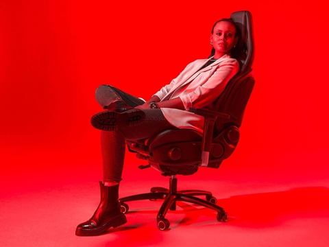 奔驰进军家具业？推出2.4万元AMG办公椅,网友:离AMG最近的一次