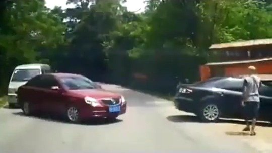 实拍大货车和轿车相撞交通事故全过程