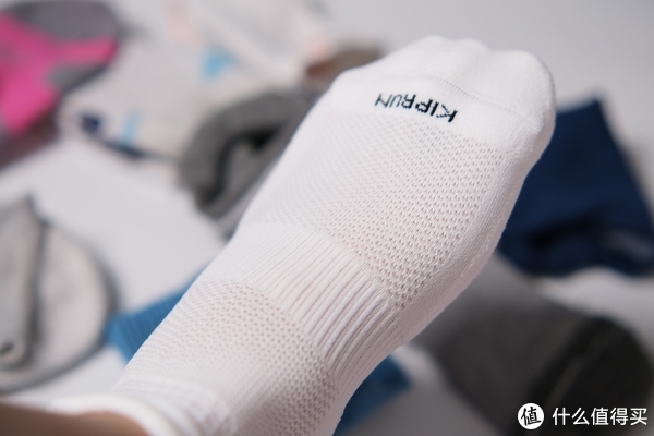 9块9的迪卡侬和上百块钱的运动袜区别到底有多大?休闲区蓝鸢梦想 - Www.slyday.coM 9块9的迪卡侬和上百块钱的运动袜区别到底有多大?休闲区蓝鸢梦想 - Www.slyday.coM