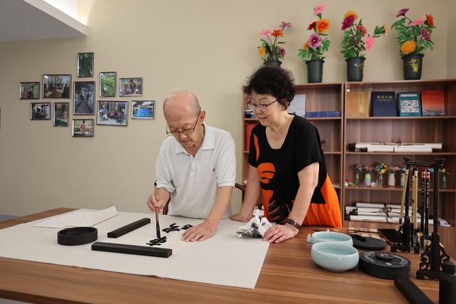 7月28日，来自北京的老人在秦皇燕达养老中心练习书法 曹建雄摄
