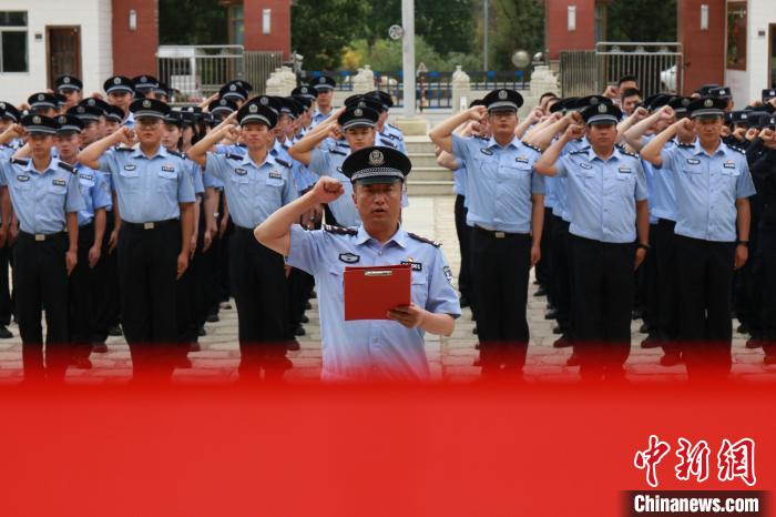 图为西藏边检总站轮训大队民警重温入党誓词。 西藏边检总站轮训大队供图