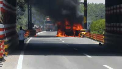 突发!贵港一豪华MPV撞水泥墩后起火,致1死2伤,警方通报→休闲区蓝鸢梦想 - Www.slyday.coM 突发!贵港一豪华MPV撞水泥墩后起火,致1死2伤,警方通报→休闲区蓝鸢梦想 - Www.slyday.coM