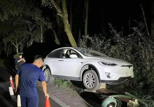 算酒驾吗?杭州一特斯拉撞上路灯杆,司机自称酒后坐副驾启动自动驾驶休闲区蓝鸢梦想 - Www.slyday.coM 算酒驾吗?杭州一特斯拉撞上路灯杆,司机自称酒后坐副驾启动自动驾驶休闲区蓝鸢梦想 - Www.slyday.coM