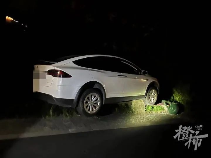 算酒驾吗?杭州一特斯拉撞上路灯杆,司机自称酒后坐副驾启动自动驾驶休闲区蓝鸢梦想 - Www.slyday.coM 算酒驾吗?杭州一特斯拉撞上路灯杆,司机自称酒后坐副驾启动自动驾驶休闲区蓝鸢梦想 - Www.slyday.coM