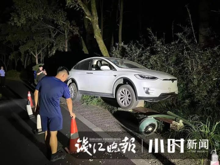 算酒驾吗?车辆撞上路灯杆,司机称喝酒后坐副驾启动自动驾驶休闲区蓝鸢梦想 - Www.slyday.coM 算酒驾吗?车辆撞上路灯杆,司机称喝酒后坐副驾启动自动驾驶休闲区蓝鸢梦想 - Www.slyday.coM