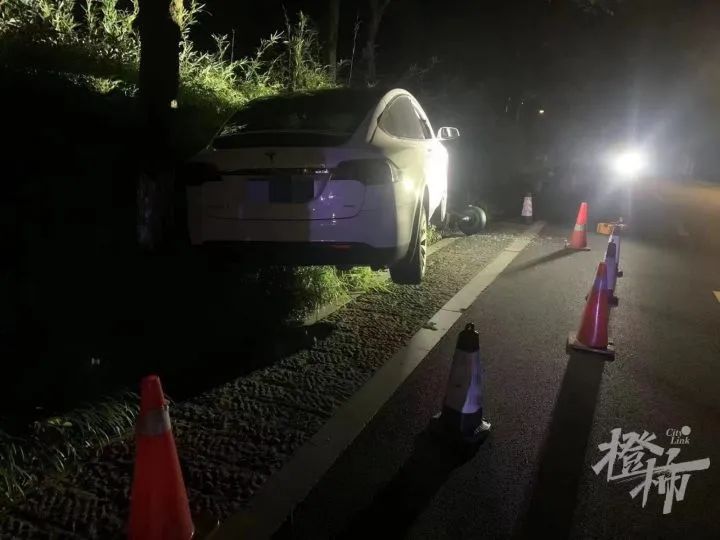 算酒驾吗?杭州一特斯拉撞上路灯杆,司机自称酒后坐副驾启动自动驾驶休闲区蓝鸢梦想 - Www.slyday.coM 算酒驾吗?杭州一特斯拉撞上路灯杆,司机自称酒后坐副驾启动自动驾驶休闲区蓝鸢梦想 - Www.slyday.coM