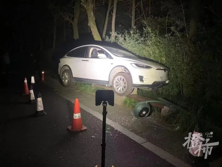 算酒驾吗?杭州一特斯拉撞上路灯杆,司机自称酒后坐副驾启动自动驾驶休闲区蓝鸢梦想 - Www.slyday.coM 算酒驾吗?杭州一特斯拉撞上路灯杆,司机自称酒后坐副驾启动自动驾驶休闲区蓝鸢梦想 - Www.slyday.coM