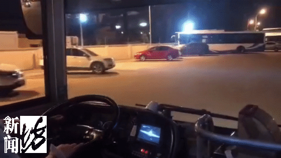 上海有未成年人夜闯停车场,私自驾驶公交车还差点撞人?警方介入调查休闲区蓝鸢梦想 - Www.slyday.coM 上海有未成年人夜闯停车场,私自驾驶公交车还差点撞人?警方介入调查休闲区蓝鸢梦想 - Www.slyday.coM
