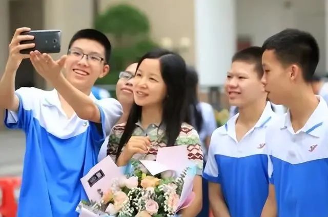 2022高考状元榜出炉,第一名分数高得吓人,网友感叹望尘莫及!高校录取通知书辨别指南来了!休闲区蓝鸢梦想 - Www.slyday.coM 2022高考状元榜出炉,第一名分数高得吓人,网友感叹望尘莫及!高校录取通知书辨别指南来了!休闲区蓝鸢梦想 - Www.slyday.coM