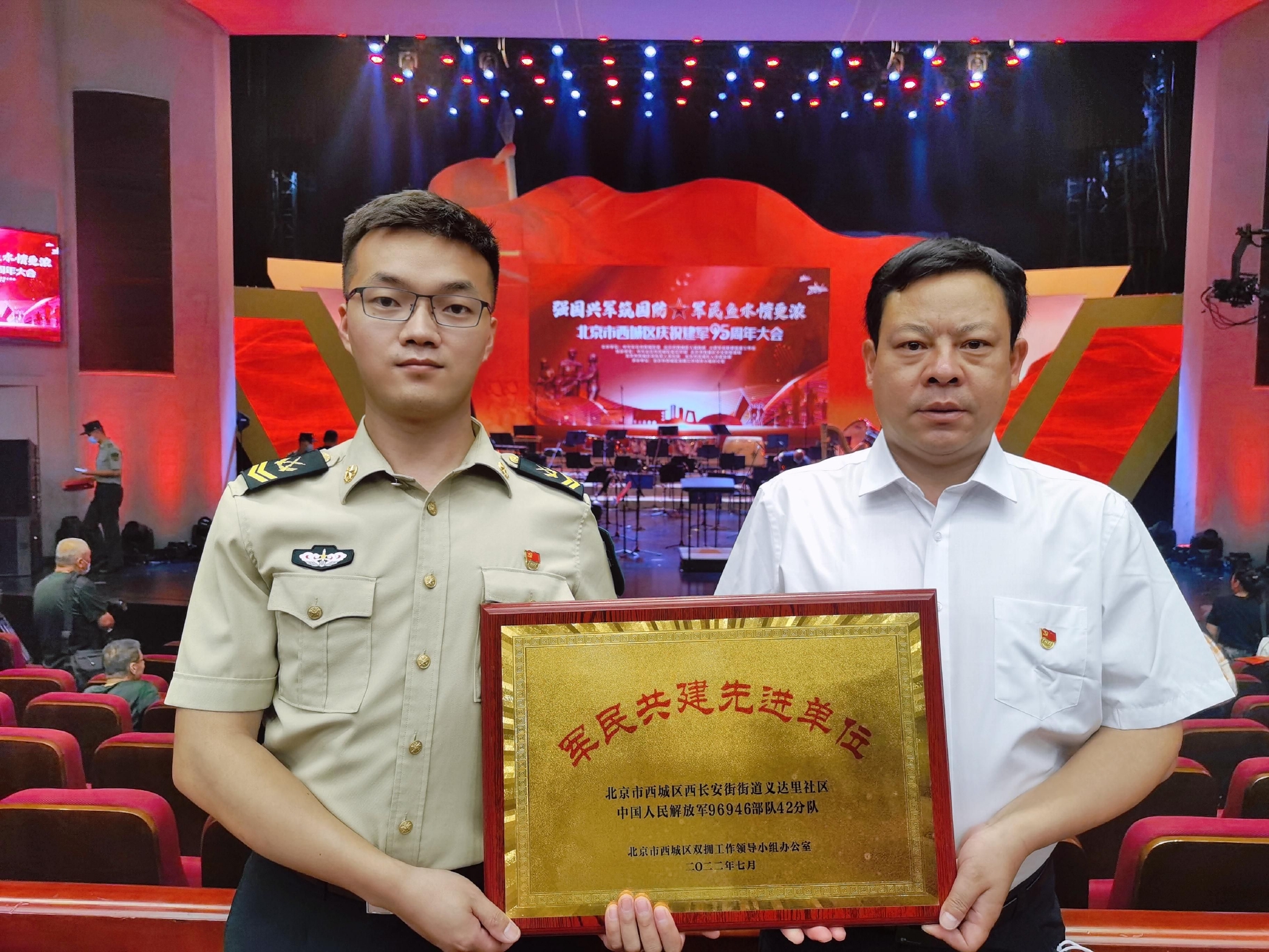 穿军装的社区主任武鑫鋆:一些从小事开始的故事,加深军民鱼水情休闲区蓝鸢梦想 - Www.slyday.coM 穿军装的社区主任武鑫鋆:一些从小事开始的故事,加深军民鱼水情休闲区蓝鸢梦想 - Www.slyday.coM