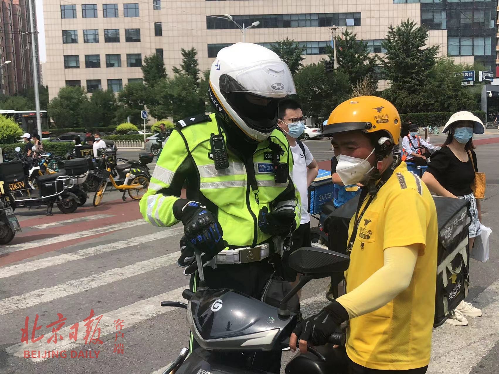 双闪灯正确使用方式交警 b49b-193bf446b98e42f443483b0d21fcf057.jpg