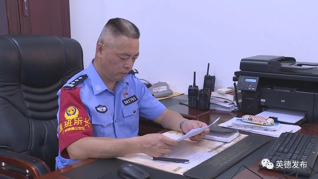 晨练前多看了一眼,广东英德这位民警救下一条命!休闲区蓝鸢梦想 - Www.slyday.coM 晨练前多看了一眼,广东英德这位民警救下一条命!休闲区蓝鸢梦想 - Www.slyday.coM