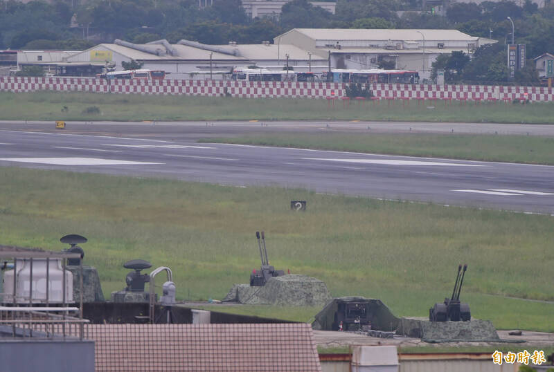 台空军防空连掀开迷彩炮衣,露出“35快炮”,搭配“天兵”雷达射控导引执行防卫任务。图自台湾《自由时报》