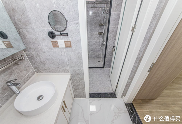 墙面装修别再用乳胶漆,学学她家全屋贴墙纸,反而更显大气上档次休闲区蓝鸢梦想 - Www.slyday.coM 墙面装修别再用乳胶漆,学学她家全屋贴墙纸,反而更显大气上档次休闲区蓝鸢梦想 - Www.slyday.coM