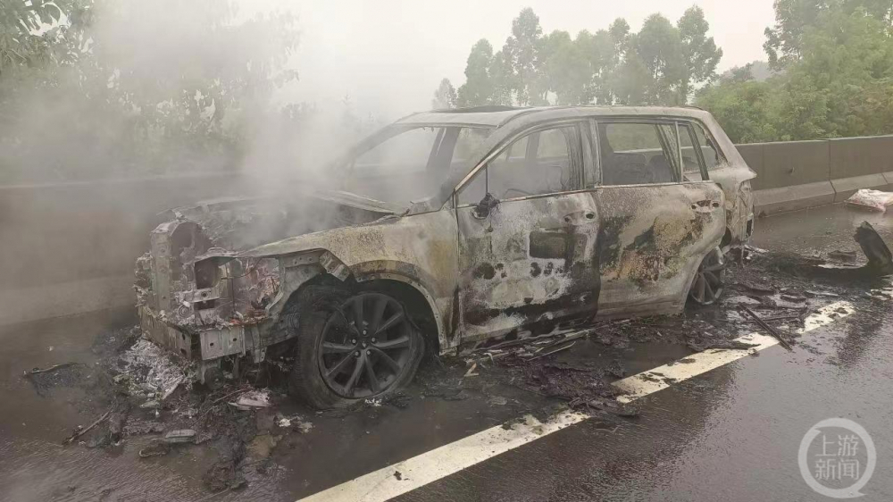 ▲消防救援人员到场后自燃车辆明火被扑灭。图片来源/受访者供图