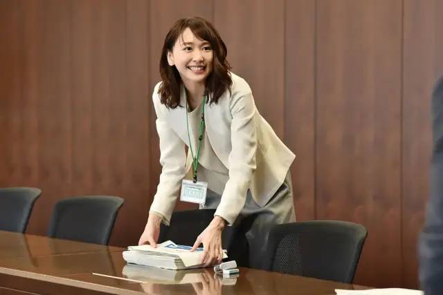 光鲜亮丽的表面下却对工作、恋爱都感到疲惫。/《无法成为野兽的我们》剧照