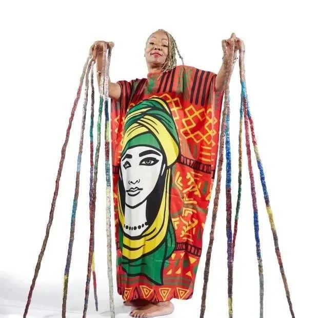 她双手指甲总长超13米刷新世界纪录，背后却有个忧伤的故事…戴安娜_新浪新闻