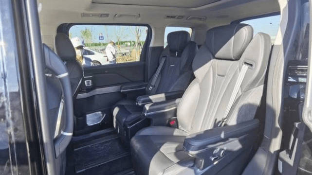 移动的小家！红旗MPV已上路，长度超5米2，配电动滑门、航空座椅