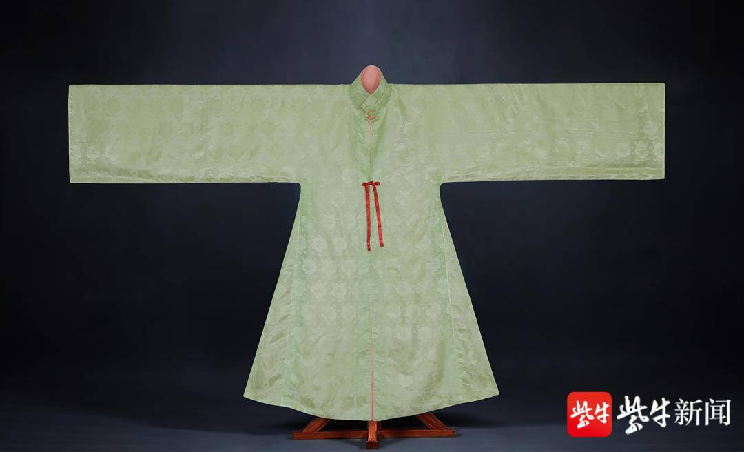 85后中国香港男设计师巧手做汉服:用针线穿引传统文化休闲区蓝鸢梦想 - Www.slyday.coM 85后中国香港男设计师巧手做汉服:用针线穿引传统文化休闲区蓝鸢梦想 - Www.slyday.coM