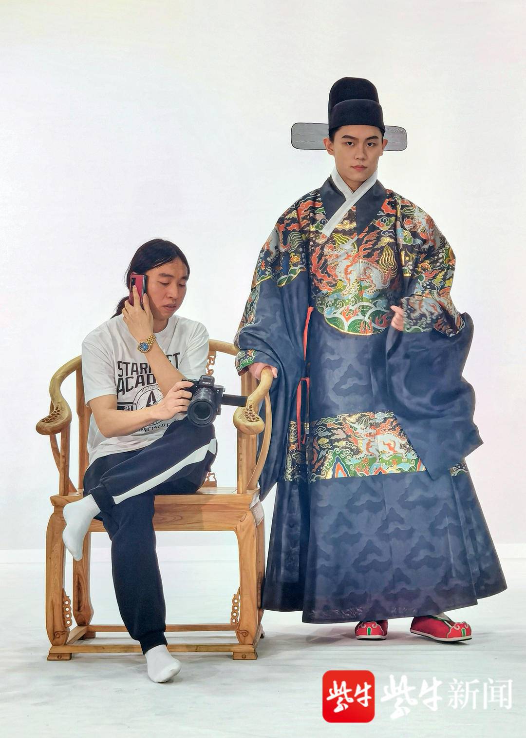 85后中国香港男设计师巧手做汉服:用针线穿引传统文化休闲区蓝鸢梦想 - Www.slyday.coM 85后中国香港男设计师巧手做汉服:用针线穿引传统文化休闲区蓝鸢梦想 - Www.slyday.coM