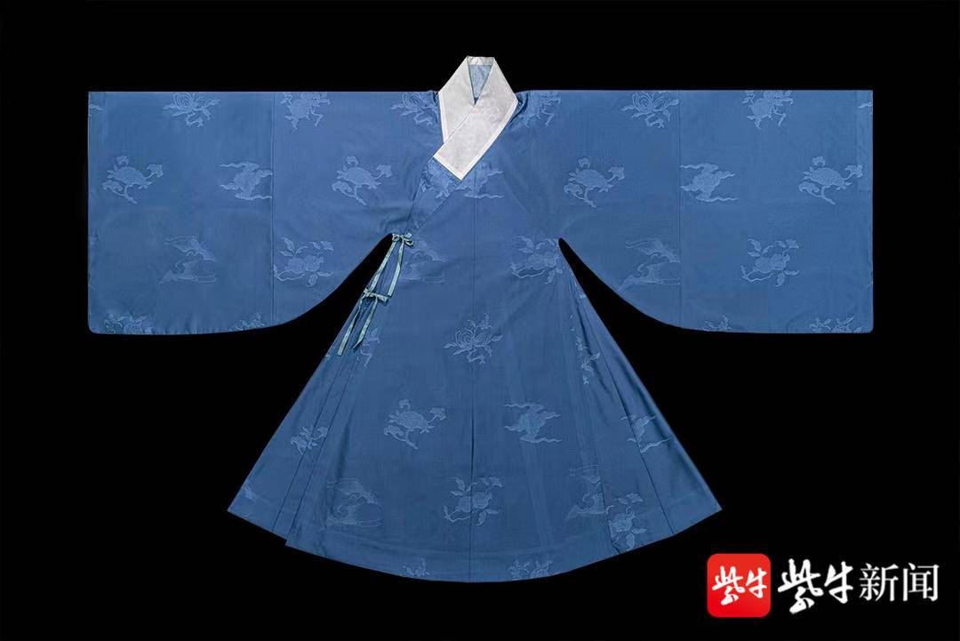 85后中国香港男设计师巧手做汉服:用针线穿引传统文化休闲区蓝鸢梦想 - Www.slyday.coM 85后中国香港男设计师巧手做汉服:用针线穿引传统文化休闲区蓝鸢梦想 - Www.slyday.coM