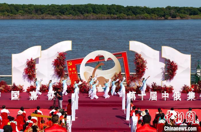 中国风舞蹈为中俄国际集体婚礼预热。 李绍军 摄