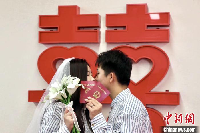 8月4日,丰台区婚姻登记中心的新人。 中新社 易海菲 摄
