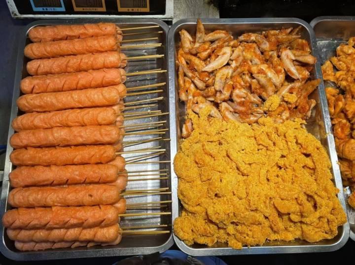 义乌青口夜市,一对夫妻摊主的“小别离”:平时一起卖烧烤,因疫情目前隔离在两地休闲区蓝鸢梦想 - Www.slyday.coM 义乌青口夜市,一对夫妻摊主的“小别离”:平时一起卖烧烤,因疫情目前隔离在两地休闲区蓝鸢梦想 - Www.slyday.coM