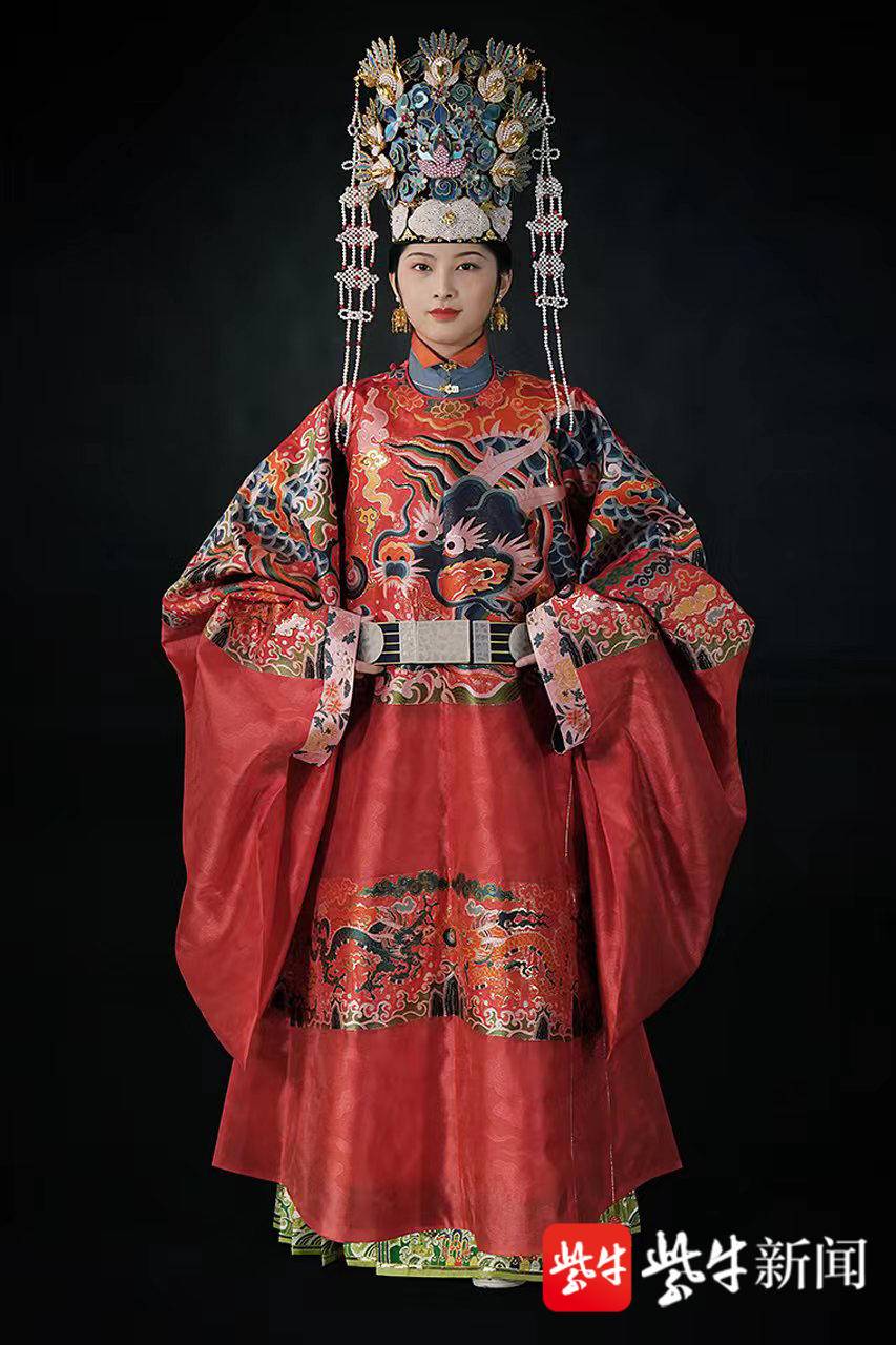 85后中国香港男设计师巧手做汉服:用针线穿引传统文化休闲区蓝鸢梦想 - Www.slyday.coM 85后中国香港男设计师巧手做汉服:用针线穿引传统文化休闲区蓝鸢梦想 - Www.slyday.coM