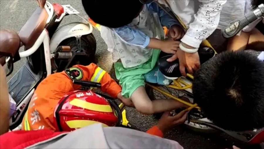 潍坊一男孩右脚被车轮卡住,消防员“拆车取脚”休闲区蓝鸢梦想 - Www.slyday.coM 潍坊一男孩右脚被车轮卡住,消防员“拆车取脚”休闲区蓝鸢梦想 - Www.slyday.coM