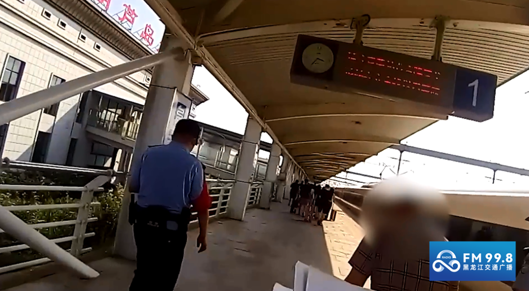 烟瘾难耐!一男子在高铁上吸烟被行拘!休闲区蓝鸢梦想 - Www.slyday.coM 烟瘾难耐!一男子在高铁上吸烟被行拘!休闲区蓝鸢梦想 - Www.slyday.coM