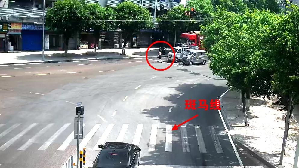 危险!一男孩横穿马路被货车撞伤!结果……休闲区蓝鸢梦想 - Www.slyday.coM 危险!一男孩横穿马路被货车撞伤!结果……休闲区蓝鸢梦想 - Www.slyday.coM