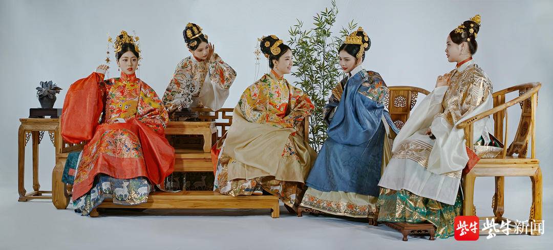 85后中国香港男设计师巧手做汉服:用针线穿引传统文化休闲区蓝鸢梦想 - Www.slyday.coM 85后中国香港男设计师巧手做汉服:用针线穿引传统文化休闲区蓝鸢梦想 - Www.slyday.coM