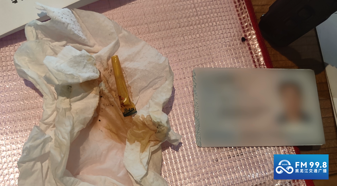 烟瘾难耐!一男子在高铁上吸烟被行拘!休闲区蓝鸢梦想 - Www.slyday.coM 烟瘾难耐!一男子在高铁上吸烟被行拘!休闲区蓝鸢梦想 - Www.slyday.coM