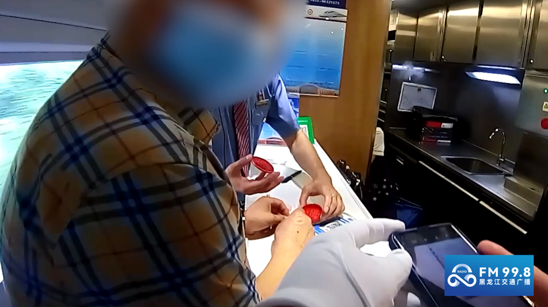 烟瘾难耐!一男子在高铁上吸烟被行拘!休闲区蓝鸢梦想 - Www.slyday.coM 烟瘾难耐!一男子在高铁上吸烟被行拘!休闲区蓝鸢梦想 - Www.slyday.coM