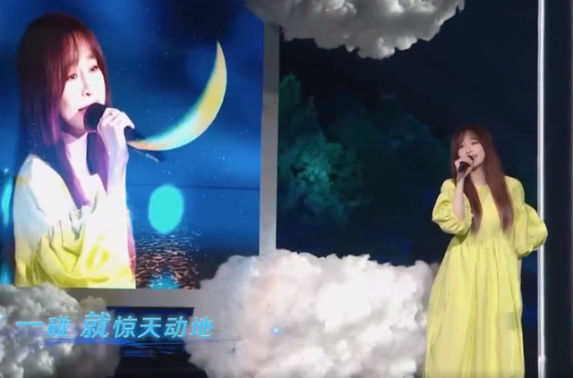 众星现身七夕晚会,王心凌红发黄裙走公主风,宋轶蕾丝透视装惊艳 众星现身七夕晚会,王心凌红发黄裙走公主风,宋轶蕾丝透视装惊艳