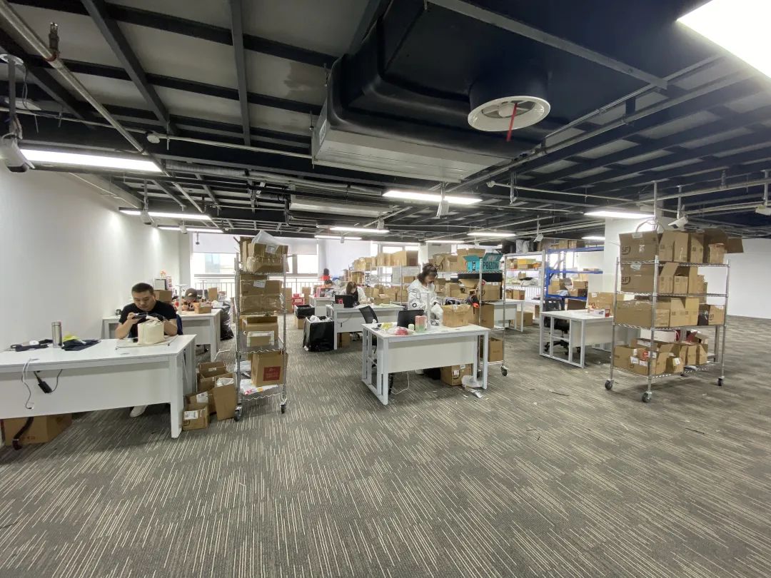 鉴定师团队在对货品进行鉴定 受访者供图