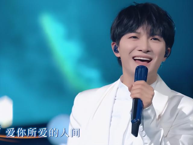 众星现身七夕晚会,王心凌红发黄裙走公主风,宋轶蕾丝透视装惊艳 众星现身七夕晚会,王心凌红发黄裙走公主风,宋轶蕾丝透视装惊艳