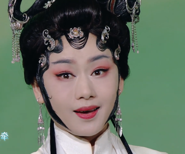 众星现身七夕晚会,王心凌红发黄裙走公主风,宋轶蕾丝透视装惊艳 众星现身七夕晚会,王心凌红发黄裙走公主风,宋轶蕾丝透视装惊艳