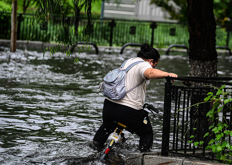 2022年7月29日,沈阳遭遇强降雨天气,道路积水。 视觉中国 图