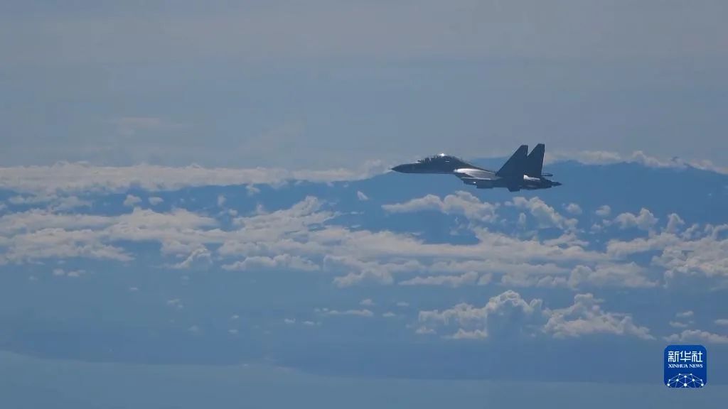 8月5日,中国人民解放军东部战区空军赴台岛周边实施演训任务。这是战机在执行抵近慑压任务(视频截图)。新华社发