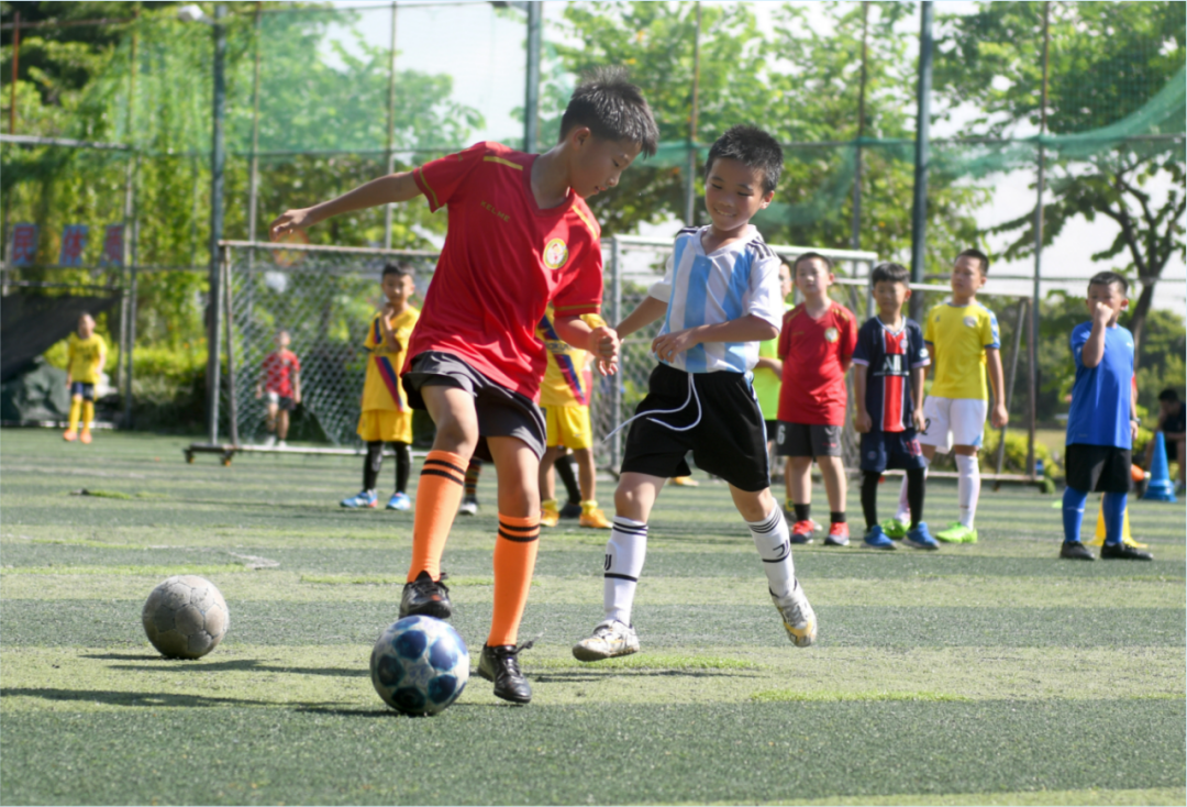 ▲7月13日，广州市一足球场，孩子们快乐运动过暑假。图/新华社