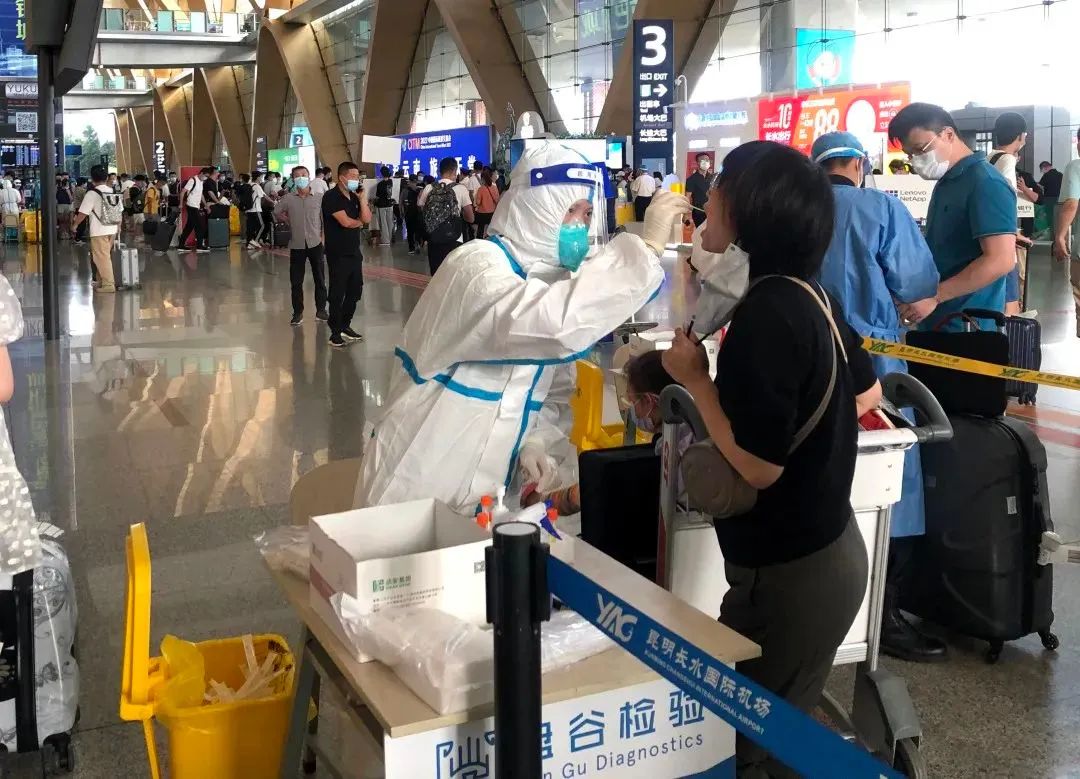 昆明长水国际机场,工作人员正在为旅客做核酸检测