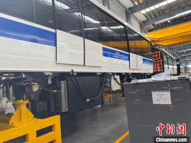S7020台位正在组装泰国黄粉线第71列车侧顶内装。 吴兰 摄