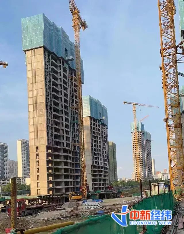 绿地光谷星河绘施工现场 来源:中新经纬