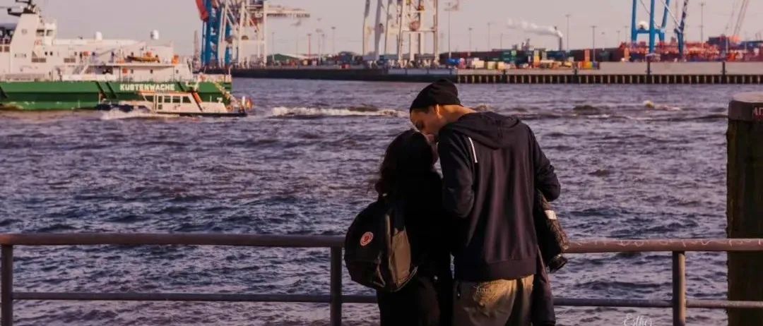 对一个男生有好感,可是他好冷淡的样子(左边是他)?