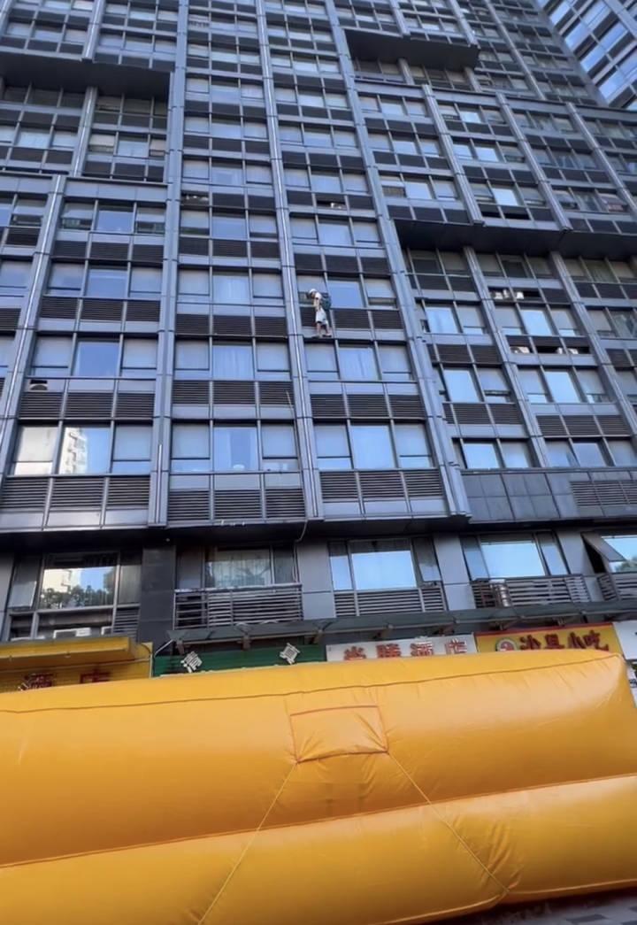 小伙背着包挂在高楼外墙上,杭州消防员从天而降:大家努力救下你,要好好生活啊休闲区蓝鸢梦想 - Www.slyday.coM 小伙背着包挂在高楼外墙上,杭州消防员从天而降:大家努力救下你,要好好生活啊休闲区蓝鸢梦想 - Www.slyday.coM