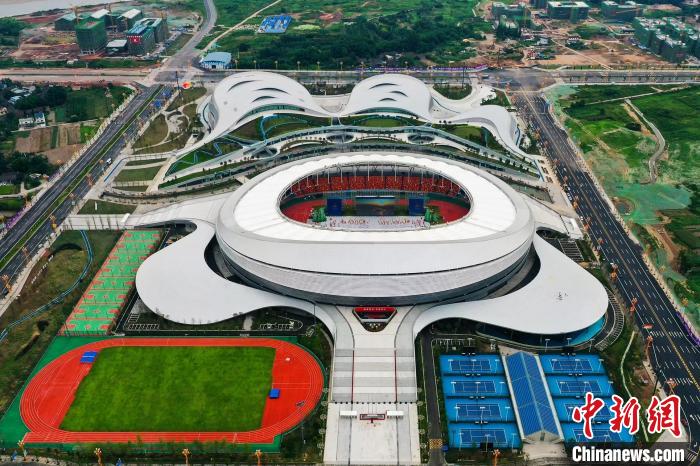 空中俯瞰乐山市奥林匹克体育中心。 龚启文 摄
