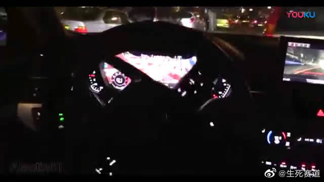 视频：晚上坐进新款奥迪A4，看到全液晶仪表盘后才知道有多霸气！
